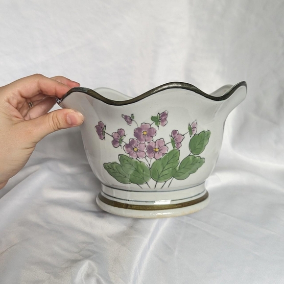 Vintage Scalloped White Painted Purple Flowers Design Planter Pot Chinoiserie - Picture 2 of 8
